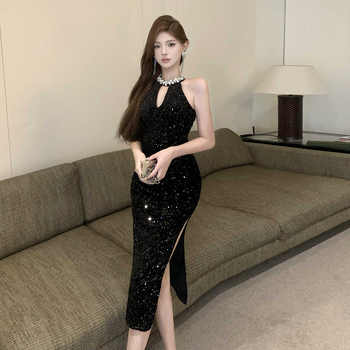 Estélyi ruha sequin patchwork dizájnnal, ujjatlan, kerek nyakú, magas derékvonal, hosszú, csípőig érő sziluett, rugalmas poliészter