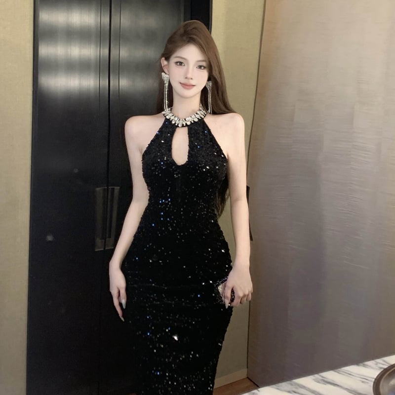 Estélyi ruha sequin patchwork dizájnnal, ujjatlan, kerek nyakú, magas derékvonal, hosszú, csípőig érő sziluett, rugalmas poliészter