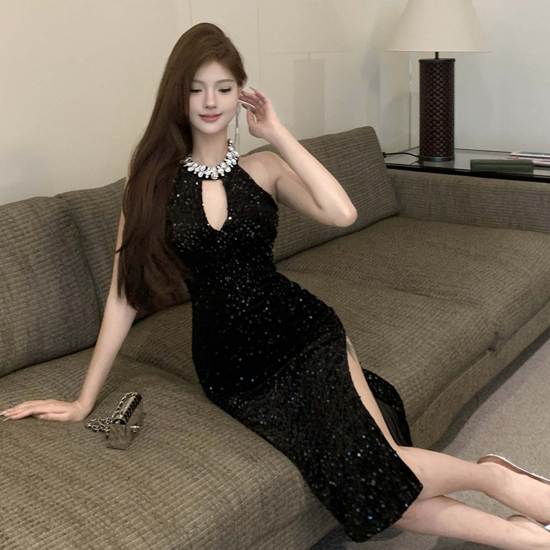 Estélyi ruha sequin patchwork dizájnnal, ujjatlan, kerek nyakú, magas derékvonal, hosszú, csípőig érő sziluett, rugalmas poliészter