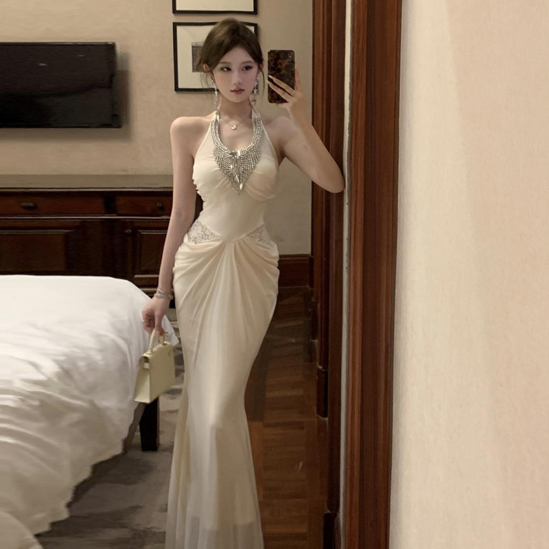 Rochie din poliester extensibil, culoare uni, design pe panouri/colaj, decolteu în V, fără mâneci, talie înaltă, lungă.