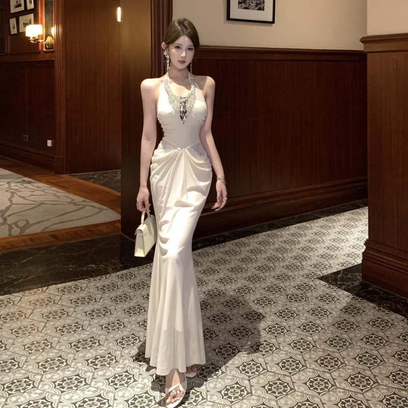 Rochie din poliester extensibil, culoare uni, design pe panouri/colaj, decolteu în V, fără mâneci, talie înaltă, lungă.