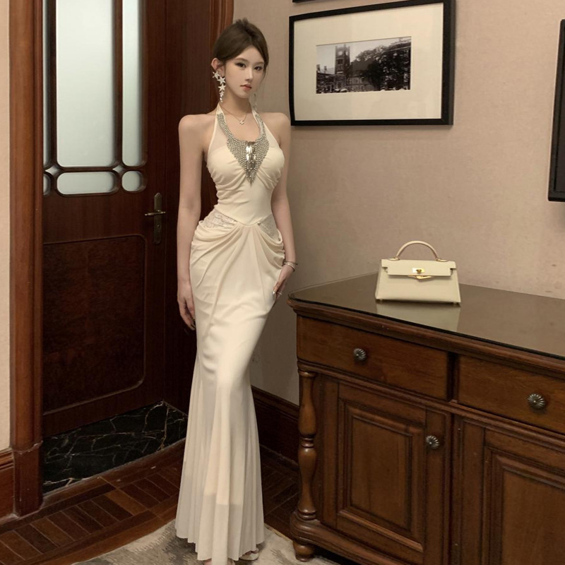 Rochie din poliester extensibil, culoare uni, design pe panouri/colaj, decolteu în V, fără mâneci, talie înaltă, lungă.