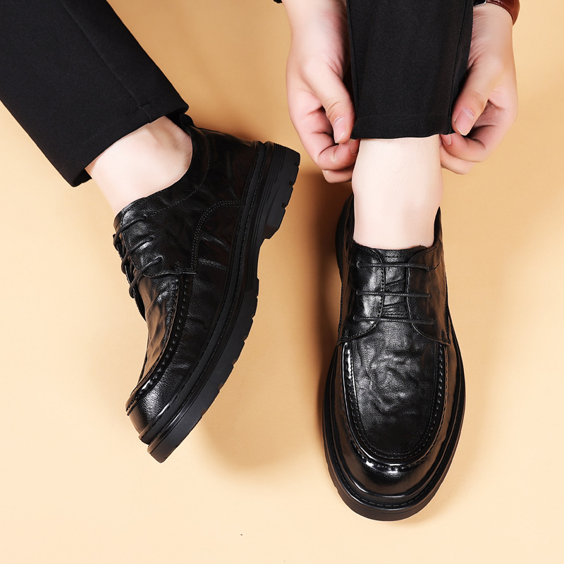 Vyriniai kasdieniai odiniai batai iš ožkos odos, apvali nosis, gumos padai, vidutinio aukščio kulnas 3–5 cm, įspausta pirmosios odos įdėklas