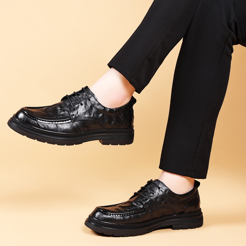 Vyriniai kasdieniai odiniai batai iš ožkos odos, apvali nosis, gumos padai, vidutinio aukščio kulnas 3–5 cm, įspausta pirmosios odos įdėklas