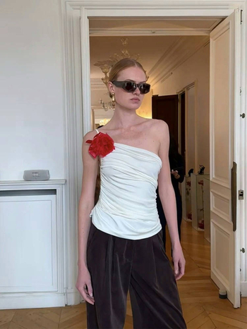 Halterio kaklo viršūnė su 3D gėlių dekoru,klostuota apdaila ir įstrižas kraštas; siauras siluetas, šifonas/polisterio audinys, ilgis 50–65 cm