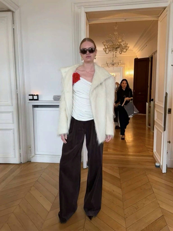 Halterio kaklo viršūnė su 3D gėlių dekoru,klostuota apdaila ir įstrižas kraštas; siauras siluetas, šifonas/polisterio audinys, ilgis 50–65 cm