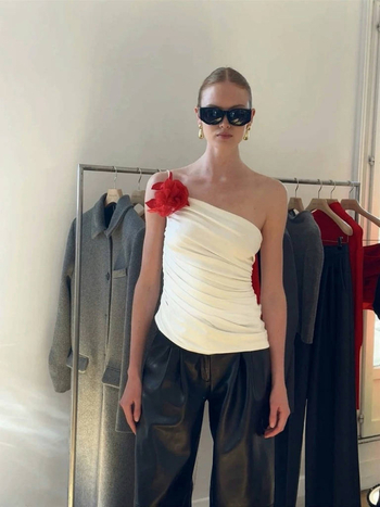 Halterio kaklo viršūnė su 3D gėlių dekoru,klostuota apdaila ir įstrižas kraštas; siauras siluetas, šifonas/polisterio audinys, ilgis 50–65 cm