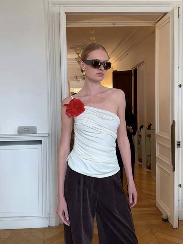 Halterio kaklo viršūnė su 3D gėlių dekoru,klostuota apdaila ir įstrižas kraštas; siauras siluetas, šifonas/polisterio audinys, ilgis 50–65 cm