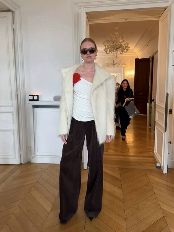 Halterio kaklo viršūnė su 3D gėlių dekoru,klostuota apdaila ir įstrižas kraštas; siauras siluetas, šifonas/polisterio audinys, ilgis 50–65 cm