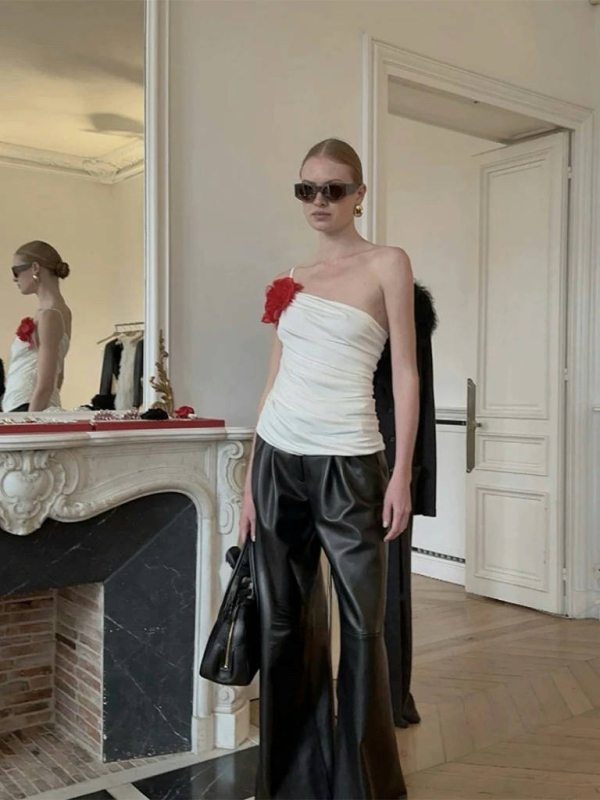 Halterio kaklo viršūnė su 3D gėlių dekoru,klostuota apdaila ir įstrižas kraštas; siauras siluetas, šifonas/polisterio audinys, ilgis 50–65 cm