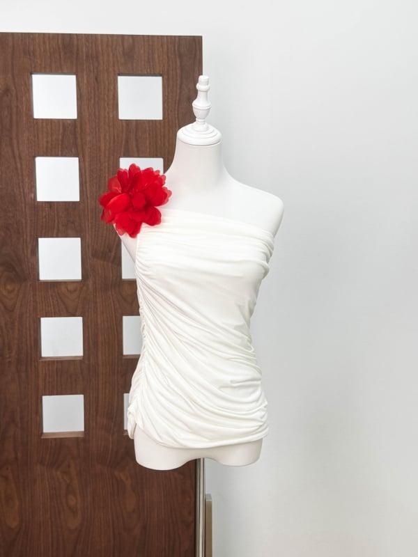 Halterio kaklo viršūnė su 3D gėlių dekoru,klostuota apdaila ir įstrižas kraštas; siauras siluetas, šifonas/polisterio audinys, ilgis 50–65 cm