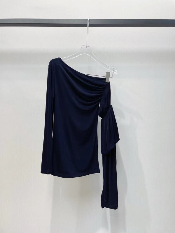 Női kötött top aszimmetrikus egyvállas kialakítással, hosszú ujjú, szabálytalan vonalú szabás, egy vonalú gallér, fő anyag tartalma 95%+