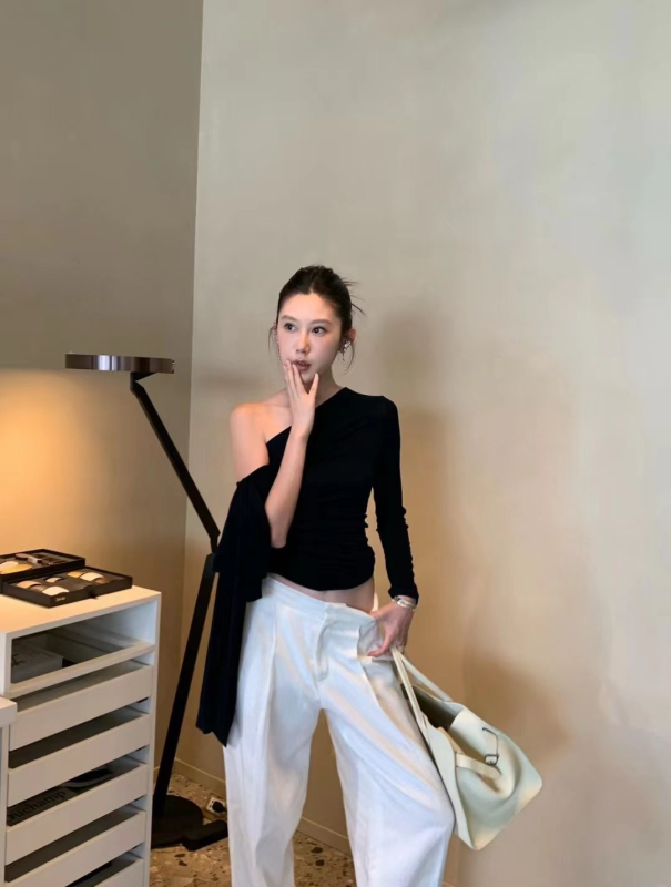 Női kötött top aszimmetrikus egyvállas kialakítással, hosszú ujjú, szabálytalan vonalú szabás, egy vonalú gallér, fő anyag tartalma 95%+