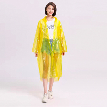 Vienkartinis lietaus pončas žygiams su PE audiniu, įprasto storio, 60–100 g, vienam asmeniui.