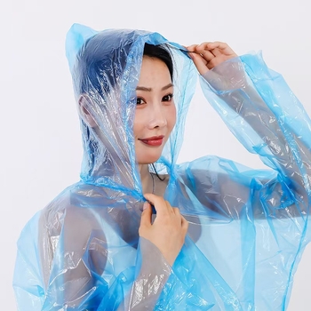 Vienkartinis lietaus pončas žygiams su PE audiniu, įprasto storio, 60–100 g, vienam asmeniui.