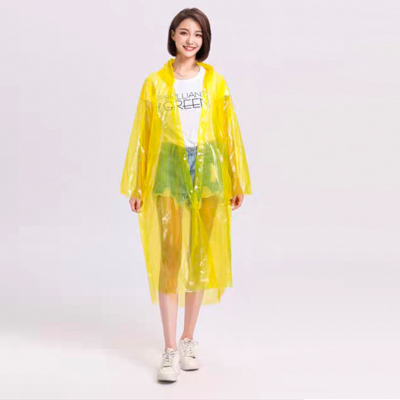 Vienkartinis lietaus pončas žygiams su PE audiniu, įprasto storio, 60–100 g, vienam asmeniui.