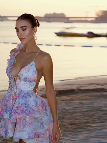 Rochie scurtă fără spate, imprimată, fără mâneci, decolteu în V, talie înaltă