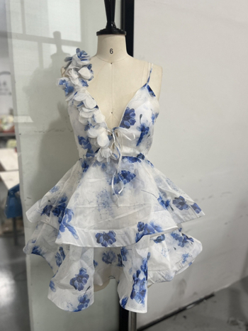 Rochie scurtă fără spate, imprimată, fără mâneci, decolteu în V, talie înaltă