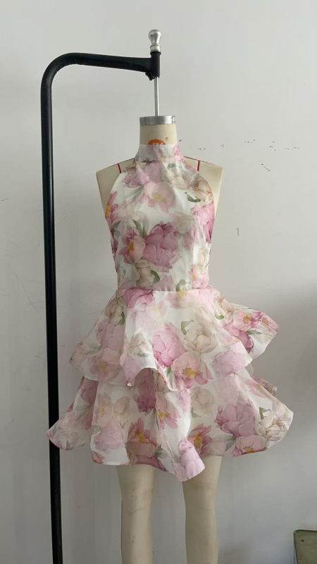 Rochie scurtă fără spate, imprimată, fără mâneci, decolteu în V, talie înaltă