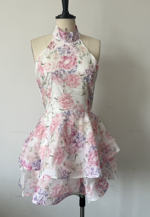 Rochie scurtă fără spate, imprimată, fără mâneci, decolteu în V, talie înaltă