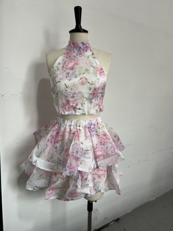 Rochie scurtă fără spate, imprimată, fără mâneci, decolteu în V, talie înaltă