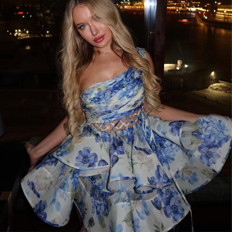 Rochie scurtă fără spate, imprimată, fără mâneci, decolteu în V, talie înaltă