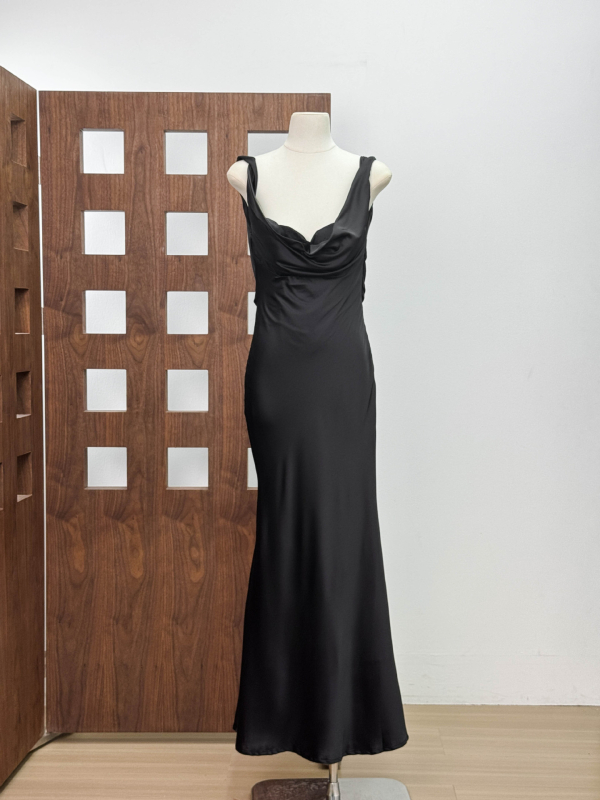 Rochie cu bretele în stil sling, fără mâneci, lungă, material poliester, culoare solidă.