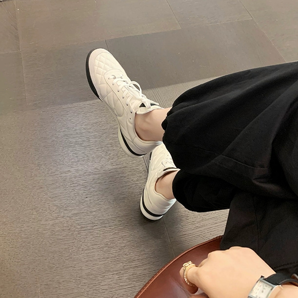 Ženske tenisice od ovčje kože | gornji dio: ovčja koža; ulošak: ovčja koža; potplat: guma; zatvaranje: šnare; zaobljen vrh