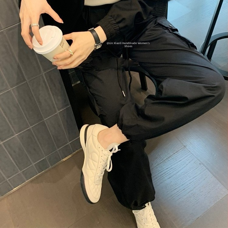 Ženske tenisice od ovčje kože | gornji dio: ovčja koža; ulošak: ovčja koža; potplat: guma; zatvaranje: šnare; zaobljen vrh