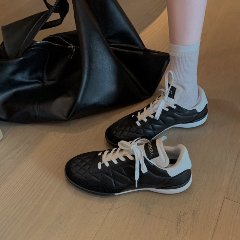 Ženske tenisice od ovčje kože | gornji dio: ovčja koža; ulošak: ovčja koža; potplat: guma; zatvaranje: šnare; zaobljen vrh