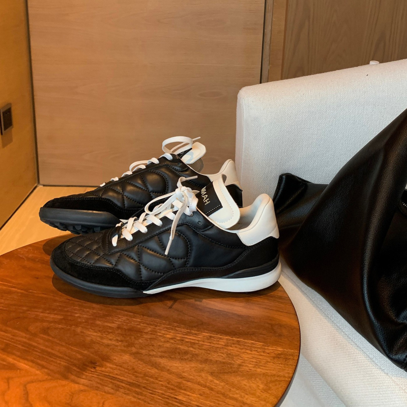 Ženske tenisice od ovčje kože | gornji dio: ovčja koža; ulošak: ovčja koža; potplat: guma; zatvaranje: šnare; zaobljen vrh