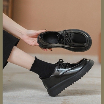 Ženske loafers s debelom potplatom, okrugli vrh prstiju, gornji materijal mikrovlakno, gumeni potplat, visina potpetice 3-5 cm, oblik potpetice: platforma torta