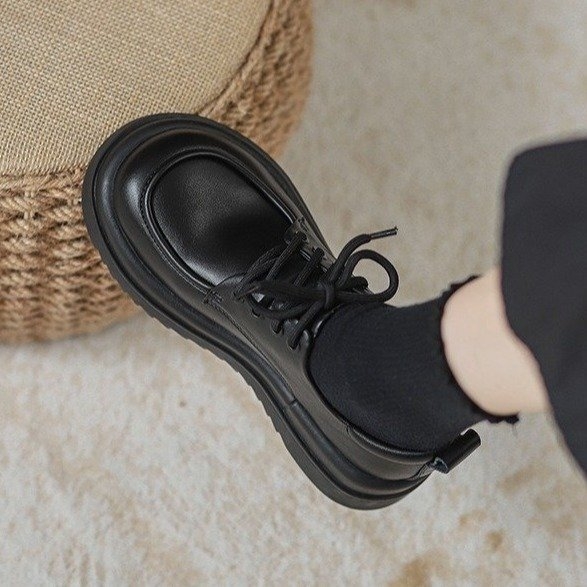 Ženske loafers s debelom potplatom, okrugli vrh prstiju, gornji materijal mikrovlakno, gumeni potplat, visina potpetice 3-5 cm, oblik potpetice: platforma torta