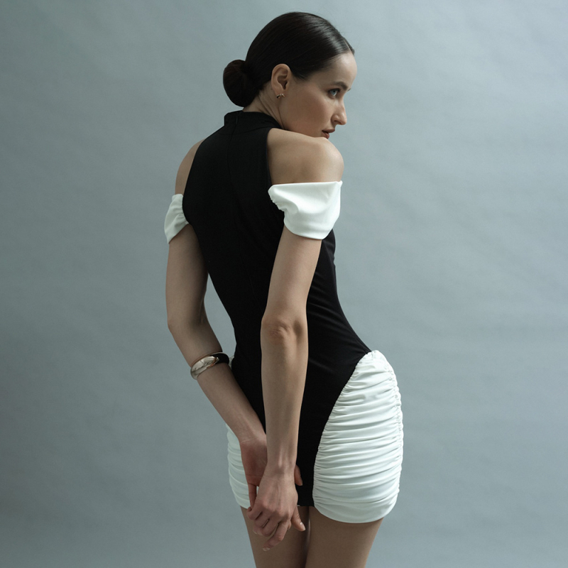 Rochie cu patchwork, fără mâneci, guler rotund, fustă lungă neregulată, fermoar, poliester elastic