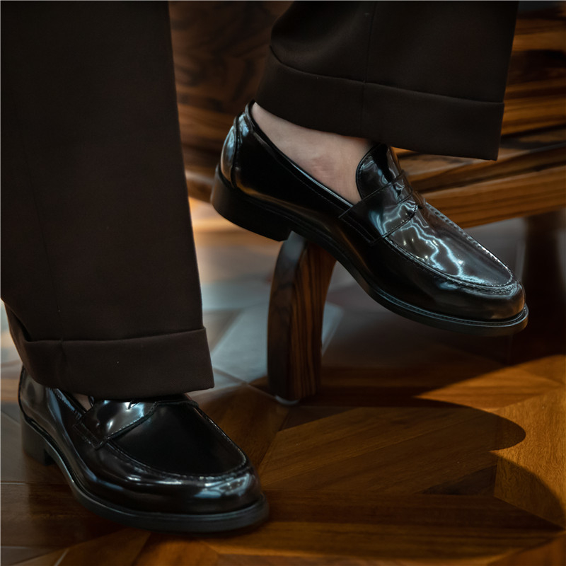 Vyriniai odiniai loaferiai britiško stiliaus, slip-on, apvaliu nosimi, gumos padas, žemas kulnas 1–3 cm