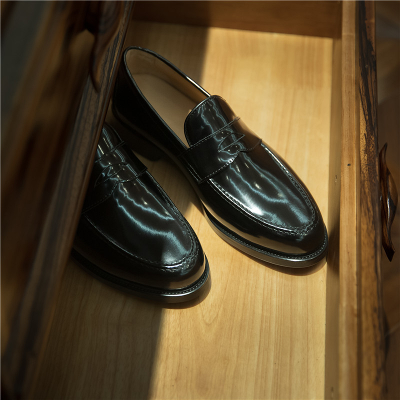 Vyriniai odiniai loaferiai britiško stiliaus, slip-on, apvaliu nosimi, gumos padas, žemas kulnas 1–3 cm