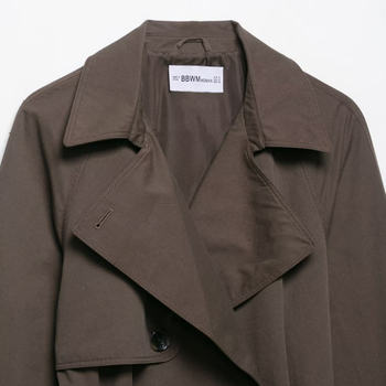 Kratka windbreaker jakna s vezicama sprijeda — poliester; jednobojna; ovratnik u stilu sakoa; dvostruko kopčanje; kratka duljina 40–50 cm