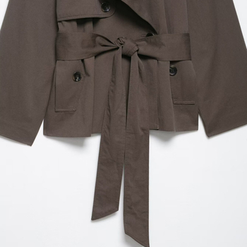 Kratka windbreaker jakna s vezicama sprijeda — poliester; jednobojna; ovratnik u stilu sakoa; dvostruko kopčanje; kratka duljina 40–50 cm