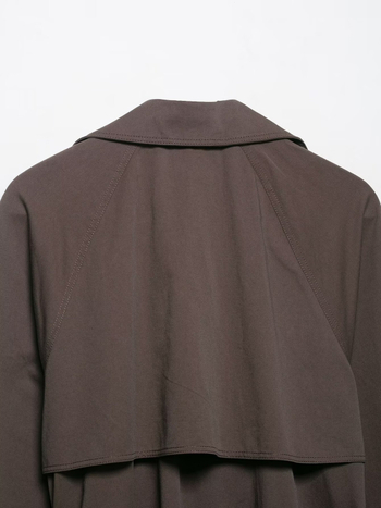 Kratka windbreaker jakna s vezicama sprijeda — poliester; jednobojna; ovratnik u stilu sakoa; dvostruko kopčanje; kratka duljina 40–50 cm