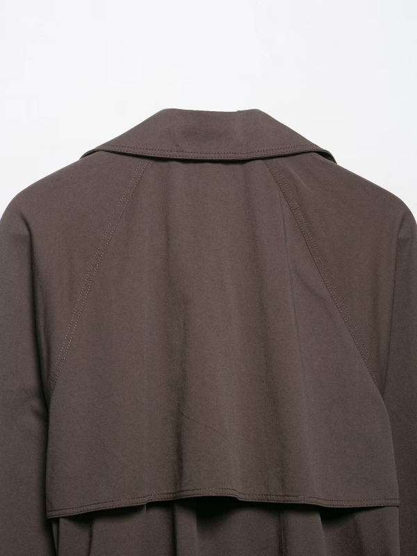 Kratka windbreaker jakna s vezicama sprijeda — poliester; jednobojna; ovratnik u stilu sakoa; dvostruko kopčanje; kratka duljina 40–50 cm