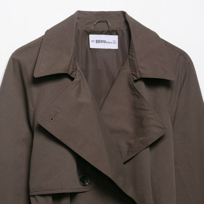 Kratka windbreaker jakna s vezicama sprijeda — poliester; jednobojna; ovratnik u stilu sakoa; dvostruko kopčanje; kratka duljina 40–50 cm