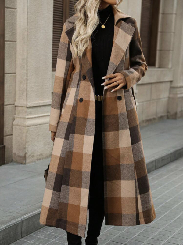 Palton damă din lână cu model carouri, lungime extinsă, închidere cu două rânduri de nasturi, rever, detaliu șnur, mâneci lungi