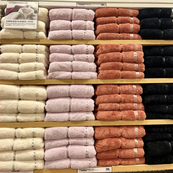 Dámsky kabát z fleece na jeseň-zimu 2025 — fleece, zips, golier pile, dlhé rukávy