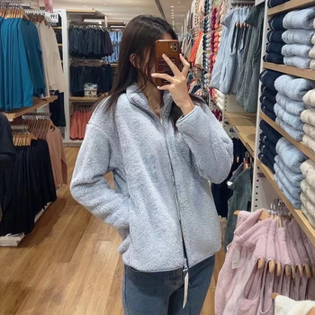 Dámsky kabát z fleece na jeseň-zimu 2025 — fleece, zips, golier pile, dlhé rukávy