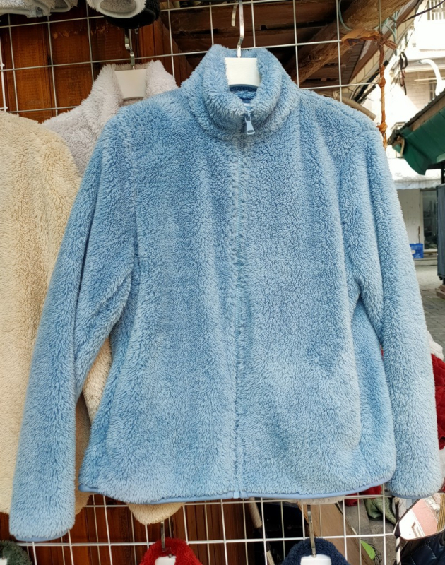 Dámsky kabát z fleece na jeseň-zimu 2025 — fleece, zips, golier pile, dlhé rukávy