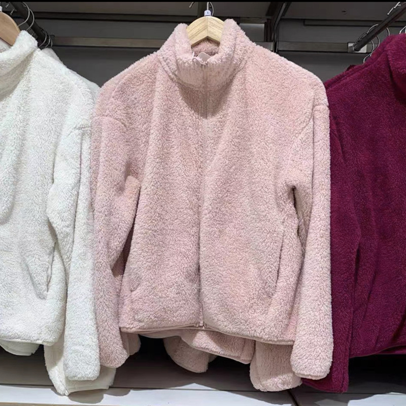 Dámsky kabát z fleece na jeseň-zimu 2025 — fleece, zips, golier pile, dlhé rukávy