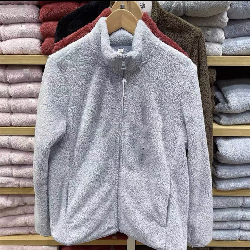 Dámsky kabát z fleece na jeseň-zimu 2025 — fleece, zips, golier pile, dlhé rukávy