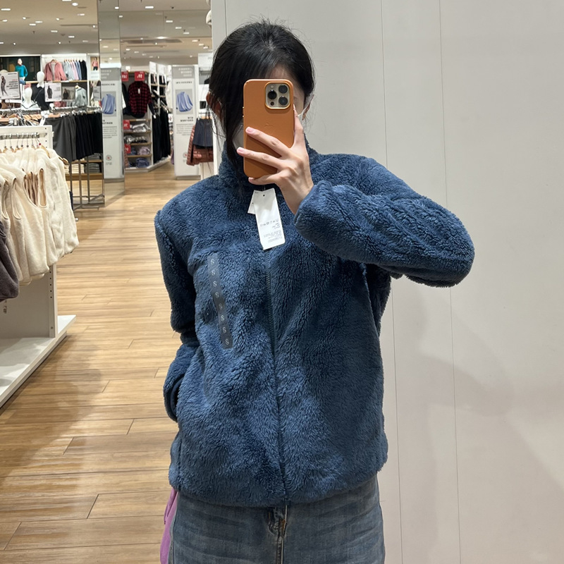 Dámsky kabát z fleece na jeseň-zimu 2025 — fleece, zips, golier pile, dlhé rukávy