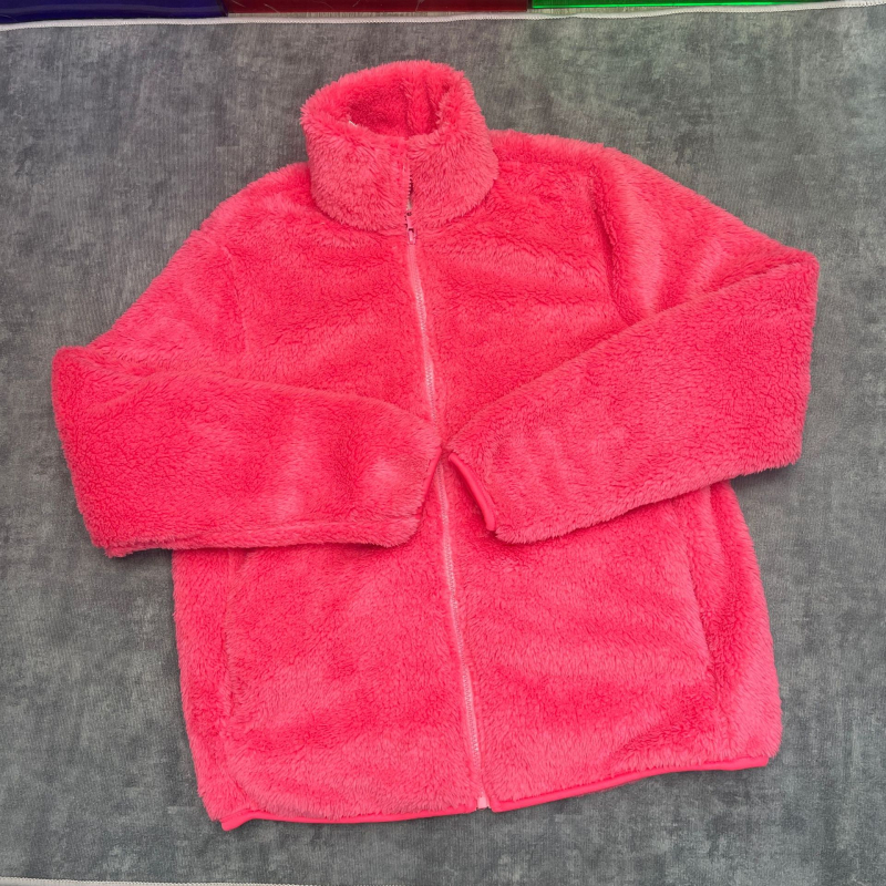 Dámsky kabát z fleece na jeseň-zimu 2025 — fleece, zips, golier pile, dlhé rukávy