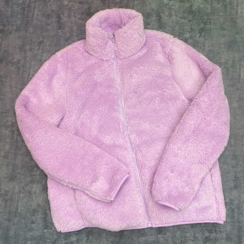 Dámsky kabát z fleece na jeseň-zimu 2025 — fleece, zips, golier pile, dlhé rukávy